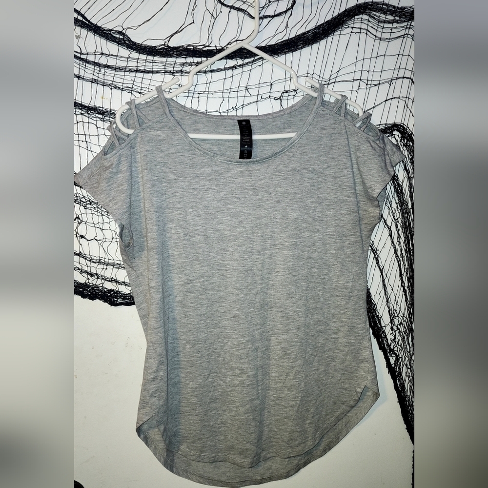 🌠3/$30🌌 ✨️Yogalicious Light Gray Cold Shoulder Tee✨️